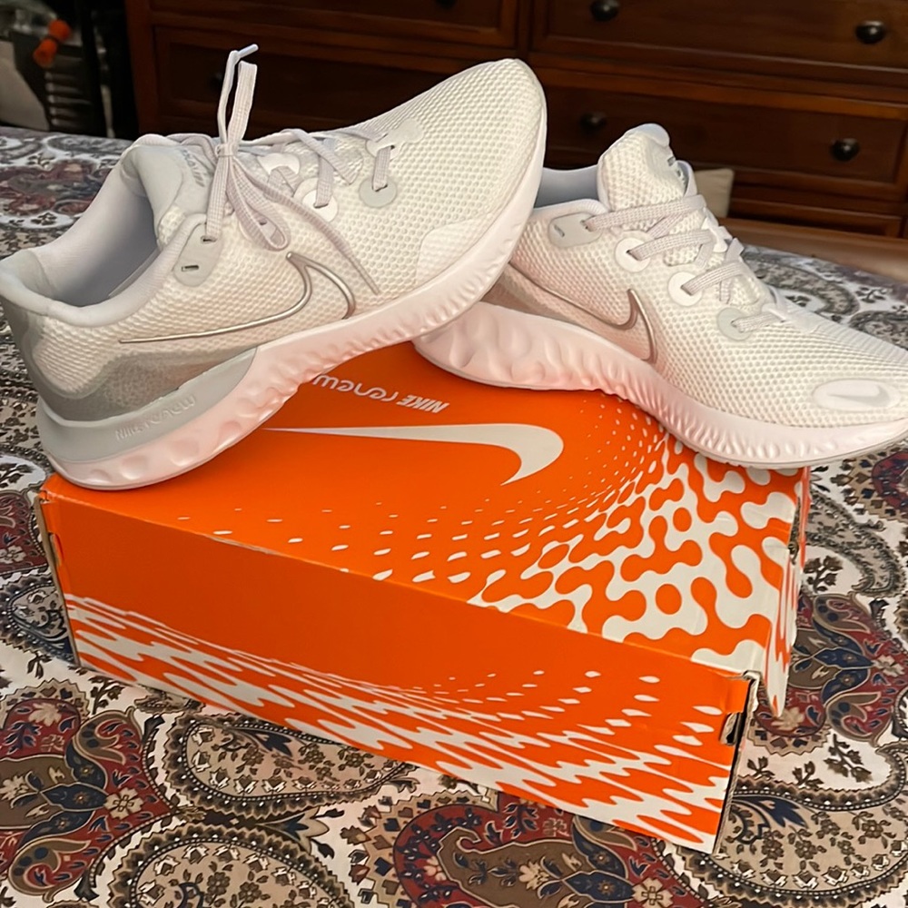 Great pair of Nike Renew Run Wmns Shoes 👟